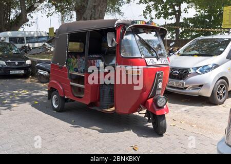 dh Tuk Tuks Galle fort TRANSPORT SRI LANKA Rouge Tuk Tuk taxi 3 véhicule à roues local mototaxi autorickshaw sri lankan Motor rickshaw Banque D'Images