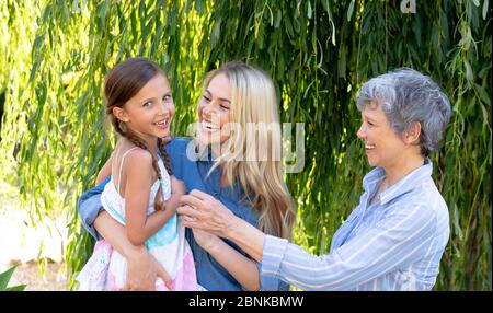 Femme de race blanche de haut niveau passant du temps avec sa fille et sa petite-fille dans le jardin Banque D'Images