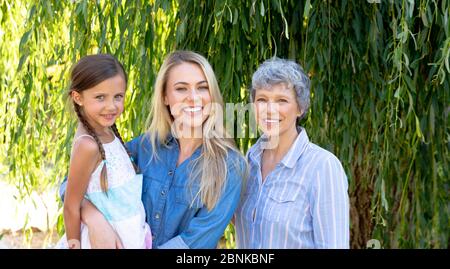 Femme de race blanche de haut niveau passant du temps avec sa fille et sa petite-fille dans le jardin Banque D'Images