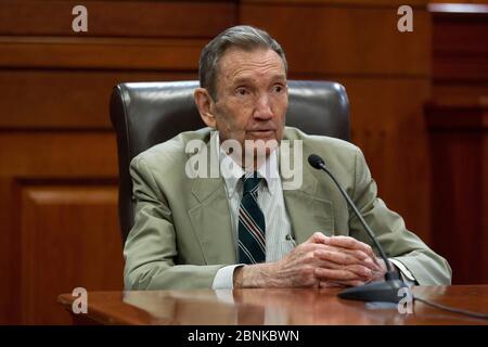 Austin, Texas, États-Unis, novembre 2012 : ancien États-Unis Le procureur général, avocat et activiste Ramsey Clark parle à des étudiants de la faculté de droit de l'Université du Texas, discutant de sa longue carrière en défendant des accusés célèbres dans le monde entier. Clark, 84 ans, a été procureur général du président Lyndon B. Johnson de 1967 à 1969. ©Bob Daemmrich Banque D'Images