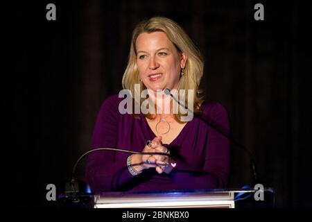 Austin Texas USA, octobre 2012: L'auteur Cheryl Straied parle au Texas Book Festival au sujet de son dernier travail, 'Wild,' qui raconte l'histoire de son voyage de randonnée le Pacific Crest Trail rien que dans ses années 20. ©Bob Daemmrich Banque D'Images