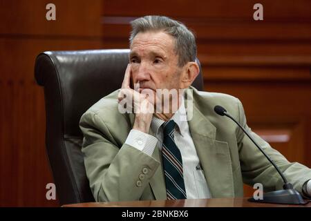 Austin, Texas, États-Unis, novembre 2012 : ancien États-Unis Le procureur général, avocat et activiste Ramsey Clark parle à des étudiants de la faculté de droit de l'Université du Texas, discutant de sa longue carrière en défendant des accusés célèbres dans le monde entier. Clark, 84 ans, a été procureur général du président Lyndon B. Johnson de 1967 à 1969. ©Bob Daemmrich Banque D'Images