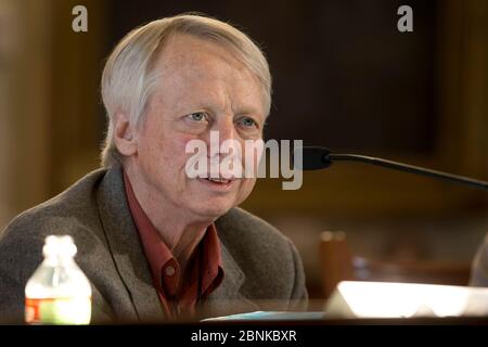 Austin Texas USA, octobre 2012: L'auteur Jan Reid parle dans la salle du Sénat du Texas à propos de sa dernière biographie de l'ex-gouverneur du Texas, Ann Richards, qui a gagné une réputation nationale en se moquant de George H.W. Bush à la Convention démocratique de 1988. Richards était un gouverneur texan à un mandat après avoir été battu par George W. Bush en 1994. ©Bob Daemmrich Banque D'Images