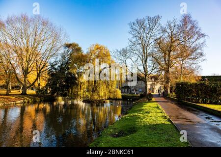 Vue hivernale du Prieuré d'Aylesford dans la lumière chaude de l'après-midi, Kent, Royaume-Uni, les feuilles d'or augmentent la chaleur de la lumière, Banque D'Images