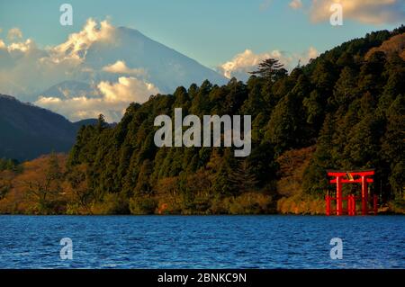 La porte de la paix (Heiwa-no-Torii), qui mène au sanctuaire Hakone niché dans la montagne au-dessus du lac, a été érigée dans l'eau juste à côté de la rivière Banque D'Images