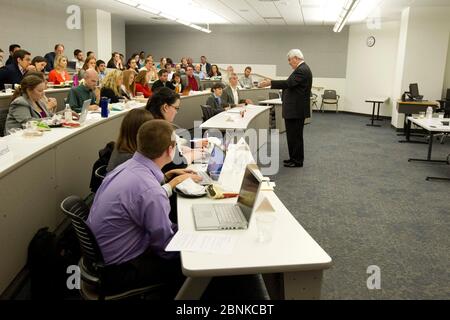 Austin, Texas États-Unis, 15 novembre 2012: L'ancien républicain espoir présidentiel Newt Gingrich parle à une classe d'étudiants diplômés à l'école des affaires publiques Lyndon Baines Johnson de l'Université du Texas. Gingrich, ancien professeur au collège, a parlé de sa vie de service public et de son rôle en tant qu'américain Président de la Chambre de 1995 à 1999. ©Bob Daemmrich Banque D'Images