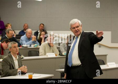 Austin, Texas États-Unis, 15 novembre 2012: L'ancien républicain espoir présidentiel Newt Gingrich parle à une classe d'étudiants diplômés à l'école des affaires publiques Lyndon Baines Johnson de l'Université du Texas. Gingrich, ancien professeur au collège, a parlé de sa vie de service public et de son rôle en tant qu'américain Président de la Chambre de 1995 à 1999. ©Bob Daemmrich Banque D'Images