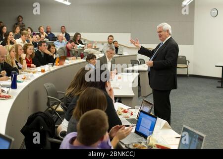 Austin, Texas États-Unis, 15 novembre 2012: L'ancien républicain espoir présidentiel Newt Gingrich parle à une classe d'étudiants diplômés à l'école des affaires publiques Lyndon Baines Johnson de l'Université du Texas. Gingrich, ancien professeur au collège, a parlé de sa vie de service public et de son rôle en tant qu'américain Président de la Chambre de 1995 à 1999. ©Bob Daemmrich Banque D'Images