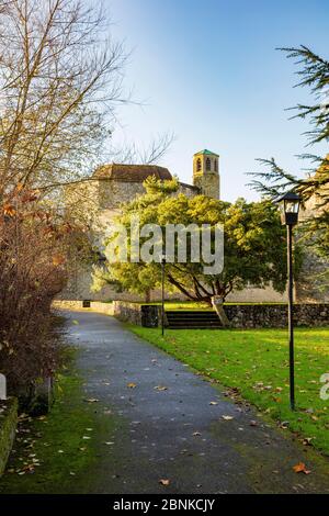 Vue hivernale du Prieuré d'Aylesford dans la lumière chaude de l'après-midi, Kent, Royaume-Uni, les feuilles d'or augmentent la chaleur de la lumière, Banque D'Images