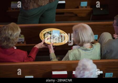 Austin, Texas États-Unis, 14 octobre , 2012: La plaque offrande est passée pendant le service du dimanche à l'église luthérienne de Saint Martin, une congrégation du centre-ville affiliée à l'église luthérienne évangélique d'Amérique (ELCA). L'église a été formée par 20 familles d'origine allemande en 1883 et maintenant l'église compte plus de 2 000 membres. ©Bob Daemmrich Banque D'Images