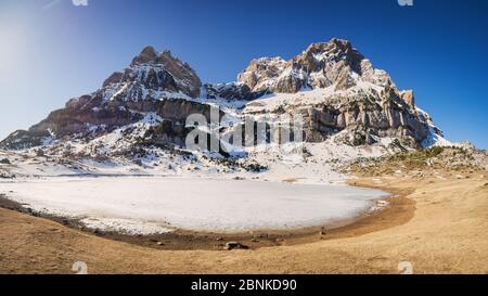 Lac gelé et montagne enneigée par une journée d'hiver ensoleillée Banque D'Images
