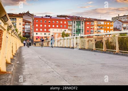 Personnes traversant un pont piétonnier tôt le matin, Ourense, Galice, Espagne Banque D'Images