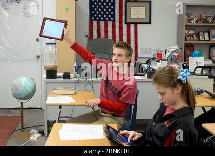 Pflugerville Texas États-Unis, 14 décembre 2012: Jeunes étudiants et lycéens à l'école secondaire Concordia utilisant des iPad d'Apple dans la classe mondiale de géographie à l'école religieuse privée. ©Bob Daemmrich Banque D'Images