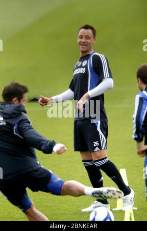 Le footballeur John Terry s'entraîne avec l'équipe du Chelsea FC après avoir obtenu une bonne distance pour les blessures aux jambes, Cobham, Surrey, Angleterre 2010. Banque D'Images