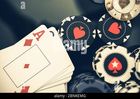 Vue de la pile de cartes à jouer avec Ace sur le dessus et le paquet de jetons de poker de casino. Banque D'Images
