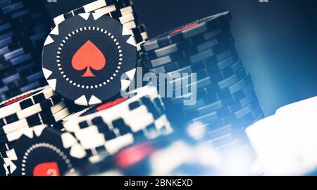Gros plan de plusieurs piles de jetons noir et blanc de poker Casino avec image de pique-notes rouges. Banque D'Images