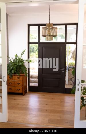 L'intérieur d'une maison avec un couloir et une porte d'entrée fermée Banque D'Images