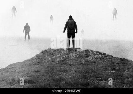 Un rêve comme le concept d'un homme regardant des figures flottantes dans le ciel. Avec un montage texturé, vintage et grunge Banque D'Images