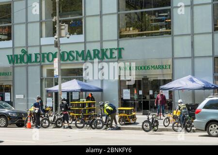 Whole Foods Market utilise une remorque Carla Cargo avec vélo électronique pour la livraison de nourriture à Midtown Manhattan pendant la pandémie COVID-19, New York City, États-Unis Banque D'Images