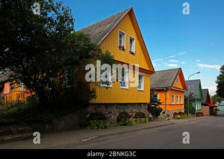 Etats baltes, Lituanie, Trakei, rangée de maisons, maisons en bois, typiquement colorées Banque D'Images