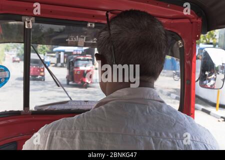 dh Tuk Tuks taxi rickshaw GALLE SRI LANKA à l'intérieur Sri Lankan conducteur tuktuk tour intérieur Voyage personnes Banque D'Images