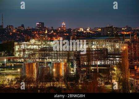 Usine chimique de nuit. Production de thermoplastique dans l'usine de caoutchouc synthétique Voronezh Banque D'Images