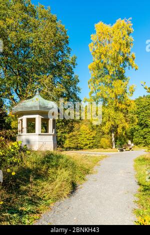 Le temple Jahn dans les jardins de la station thermale de Bad Schwalbach, Taunus, couleurs automnales colorées sur le lac forestier, Banque D'Images