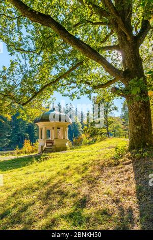 Le temple Jahn dans les jardins de la station thermale de Bad Schwalbach, Taunus, couleurs automnales colorées sur le lac forestier, Banque D'Images