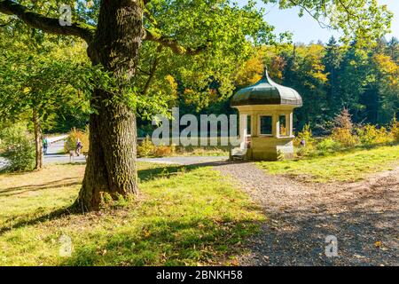 Le temple Jahn dans les jardins de la station thermale de Bad Schwalbach, Taunus, couleurs automnales colorées sur le lac forestier, Banque D'Images