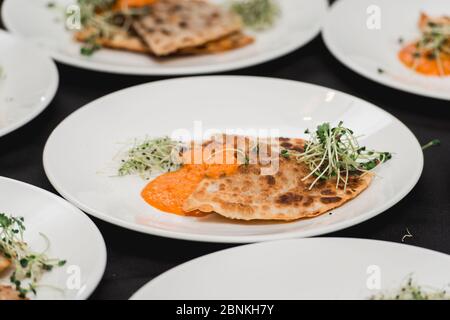 Cuisine orientale ouzbek tatar, chebureau avec viande sur une assiette blanche Banque D'Images