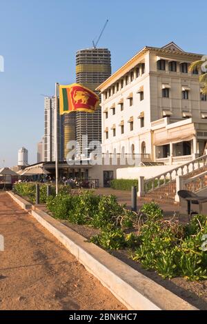 dh Galle face Hotel COLOMBO SRI LANKA drapeau sri lankais volant à l'extérieur du jardin de l'hôtel Banque D'Images