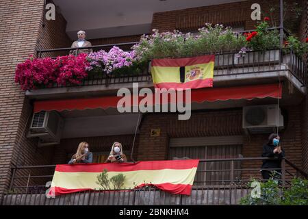 Madrid, Espagne. 14 mai 2020. Plusieurs manifestations voisines contre le Gouvernement depuis leur balcon dans le quartier de Salamanque à Madrid, Espagne, le 14 mai 2020.(photo de Fer Capdepon Arroyo/Pacific Press/Sipa USA) Credit: SIPA USA/Alamy Live News Banque D'Images