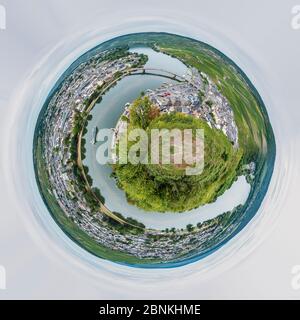 Panorama sphérique haute résolution de Bernkastel-Kues, petite planète, Mittelmosel, ici la rivière fait l'une de ses nombreuses boucles avec des emplacements idéaux pour la viticulture, Banque D'Images