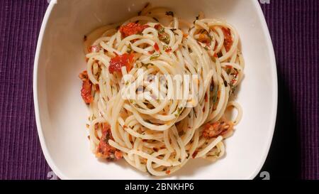 SPAGHETTI AGLIO OLIO E PEPERONCINO DANS UN BOL BLANC Banque D'Images