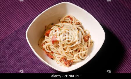 SPAGHETTI AGLIO OLIO E PEPERONCINO DANS UN BOL BLANC Banque D'Images
