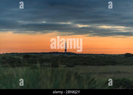 Phare sur Ameland contre un ciel nocturne Banque D'Images