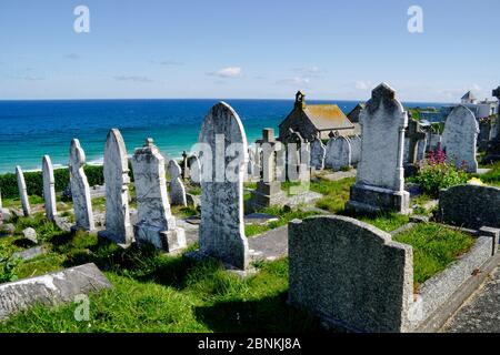 Pierres de tête dans le cimetière de St. Ives Banque D'Images