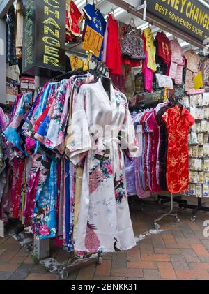 dh magasins chinois CHINATOWN SINGAPORE robes de chambre soie magasin afficher dames vêtements robes magasin robe Banque D'Images