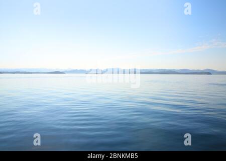 Vue sur l'océan calme, vue vers l'horizon, dans des tons pastel pâles de bleu, turquoise et blanc, Stavanger, comté de Rogaland, Norvège Banque D'Images