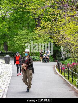 New York, États-Unis. 15 mai 2020. Les gens portent des masques de visage lorsqu'ils entrent dans Central Park pendant la crise du coronavirus. Credit: Enrique Shore/Alay Live News Banque D'Images