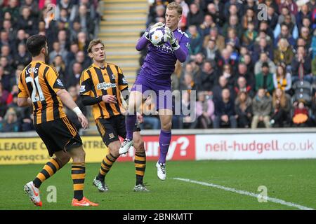 KINGSTON UPON HULL, ANGLETERRE - Joe Hart de Manchester City réclame le bal de Shane long et Nico Jelavic de Hull City lors du match de la première ligue entre Hull City et Manchester City au KC Stadium, Kingston upon Hull le samedi 15 mars 2014 (crédit : Mark Fletcher | Actualités MI) Banque D'Images