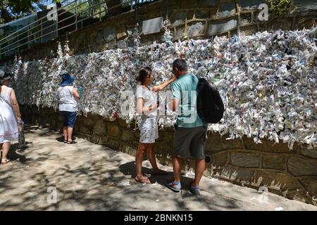 TURQUIE, SELCUK, ÉPHÈSE - 16 AOÛT 2017 : le mur de souhaits à la Maison de la Vierge Marie (Meryemana) Banque D'Images