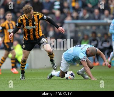 KINGSTON UPON HULL, ANGLETERRE - Vincent Kompany de Manchester City lutte pour possession avec Nico Jelavic de Hull City lors du match de la première ligue entre Hull City et Manchester City au KC Stadium, Kingston upon Hull le samedi 15 mars 2014 (Credit: Mark Fletcher | MI News) Banque D'Images