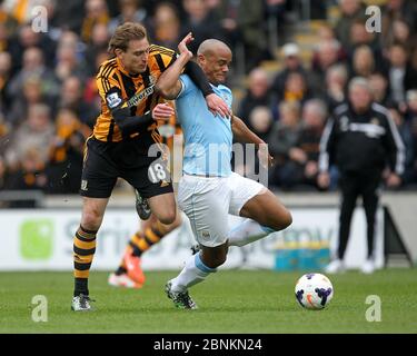 KINGSTON UPON HULL, ANGLETERRE - Vincent Kompany de Manchester City lutte pour possession avec Nico Jelavic de Hull City lors du match de la première ligue entre Hull City et Manchester City au KC Stadium, Kingston upon Hull le samedi 15 mars 2014 (Credit: Mark Fletcher | MI News) Banque D'Images