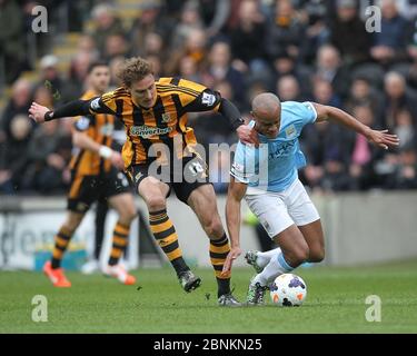 KINGSTON UPON HULL, ANGLETERRE - Vincent Kompany de Manchester City lutte pour possession avec Nico Jelavic de Hull City lors du match de la première ligue entre Hull City et Manchester City au KC Stadium, Kingston upon Hull le samedi 15 mars 2014 (Credit: Mark Fletcher | MI News) Banque D'Images