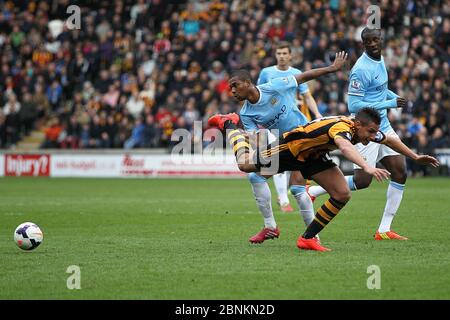 KINGSTON UPON HULL, ANGLETERRE - Jake Livermore de Hull City tombe après un défi de Fernandinho de Manchester City lors du match de la première ligue entre Hull City et Manchester City au KC Stadium, Kingston upon Hull le samedi 15 mars 2014 (Credit: Mark Fletcher | MI News) Banque D'Images