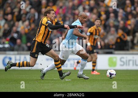 KINGSTON UPON HULL, ANGLETERRE - Vincent Kompany de Manchester City lutte pour possession avec Nico Jelavic de Hull City lors du match de la première ligue entre Hull City et Manchester City au KC Stadium, Kingston upon Hull le samedi 15 mars 2014 (Credit: Mark Fletcher | MI News) Banque D'Images