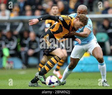 KINGSTON UPON HULL, ANGLETERRE - Vincent Kompany de Manchester City lutte pour possession avec Nico Jelavic de Hull City lors du match de la première ligue entre Hull City et Manchester City au KC Stadium, Kingston upon Hull le samedi 15 mars 2014 (Credit: Mark Fletcher | MI News) Banque D'Images