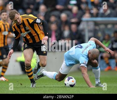 KINGSTON UPON HULL, ANGLETERRE - Vincent Kompany de Manchester City lutte pour possession avec Nico Jelavic de Hull City lors du match de la première ligue entre Hull City et Manchester City au KC Stadium, Kingston upon Hull le samedi 15 mars 2014 (Credit: Mark Fletcher | MI News) Banque D'Images