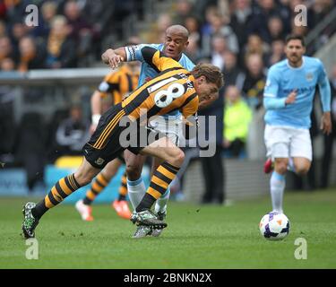 KINGSTON UPON HULL, ANGLETERRE - Vincent Kompany de Manchester City lutte pour possession avec Nico Jelavic de Hull City lors du match de la première ligue entre Hull City et Manchester City au KC Stadium, Kingston upon Hull le samedi 15 mars 2014 (Credit: Mark Fletcher | MI News) Banque D'Images